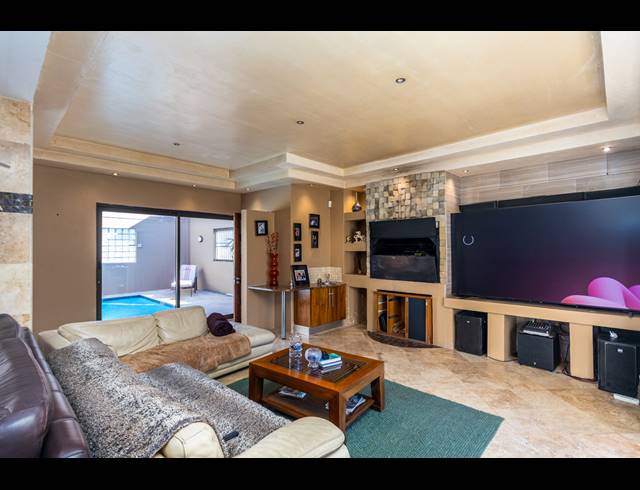 3 BEDROOM HOUSE TO LET IN WEST BEACH